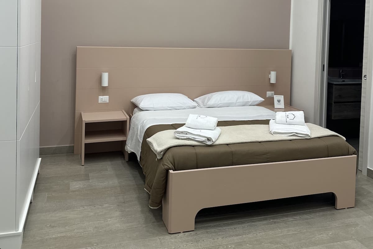 1 bedroom, premium bedding, down comforters, memory foam beds