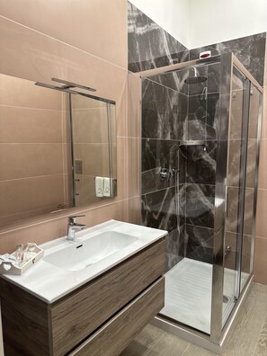 Rom – deluxe (Toto) | Bad | Dusj, regndusjhode, miljøvennlige toalettsaker og hårføner