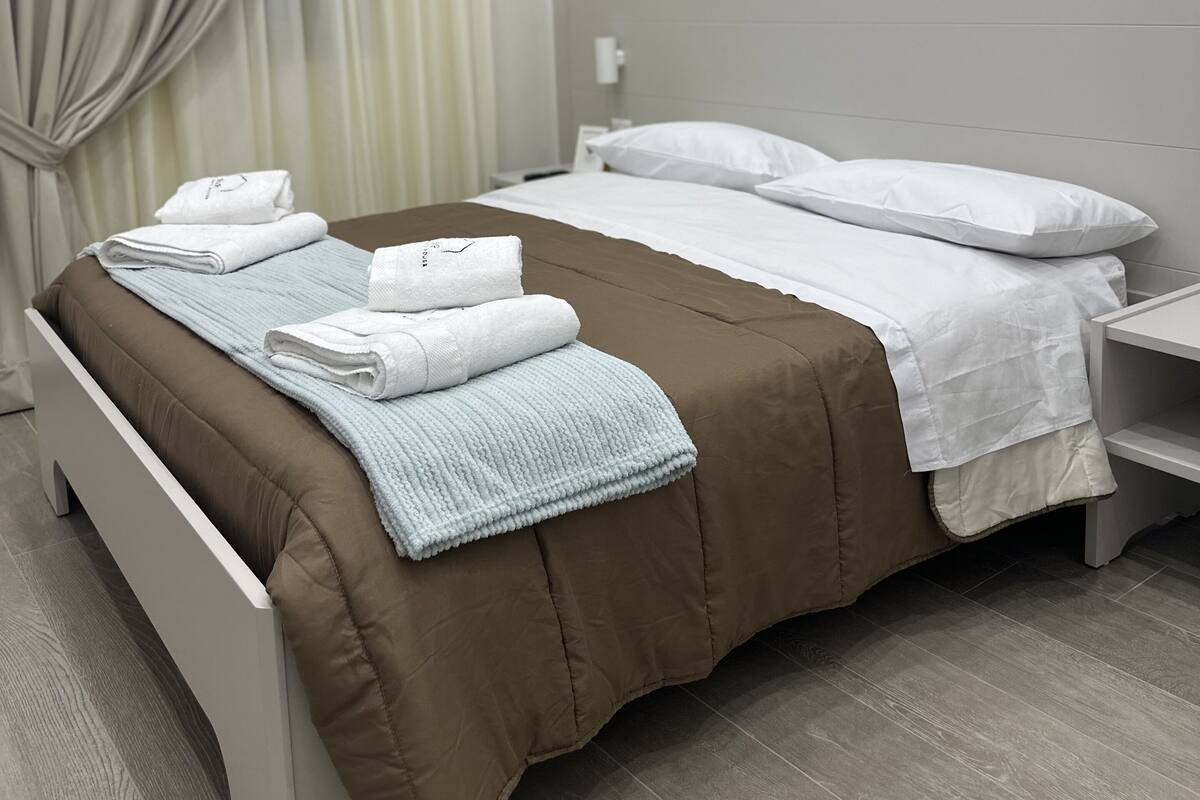 Deluxe Room (Napoli) | 1 bedroom, premium bedding, down comforters, memory foam beds