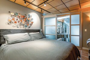 6 bedrooms, desk, iron/ironing board, free WiFi - Skyline Villa Indoor Pool (Elkhorn)