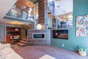 Smart TV, fireplace, video games, table football - Skyline Villa Indoor Pool (Elkhorn)