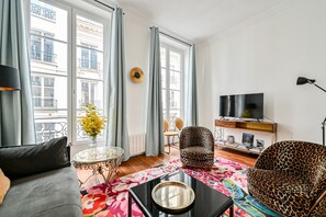 TV - Stylish Apartment near Opera Royal (Paris)