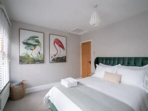 2 bedrooms, iron/ironing board, WiFi, bed sheets - Central Victorian terraced house Patio Garden - Pass the Keys (Cheltenham)