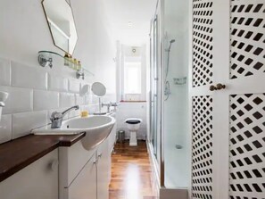 Douche, sèche-cheveux, serviettes fournies, savon