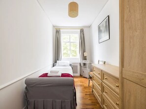 2 bedrooms, iron/ironing board, free WiFi, bed sheets - Spacious and central 2 bedroom flat in Chelsea - Pass the Keys (London)