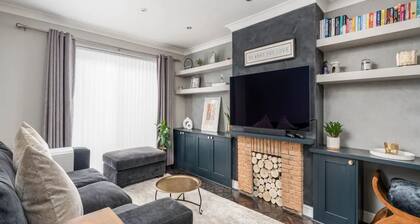 Pass the Keys | Stylish Modern 3 bed house with Parking