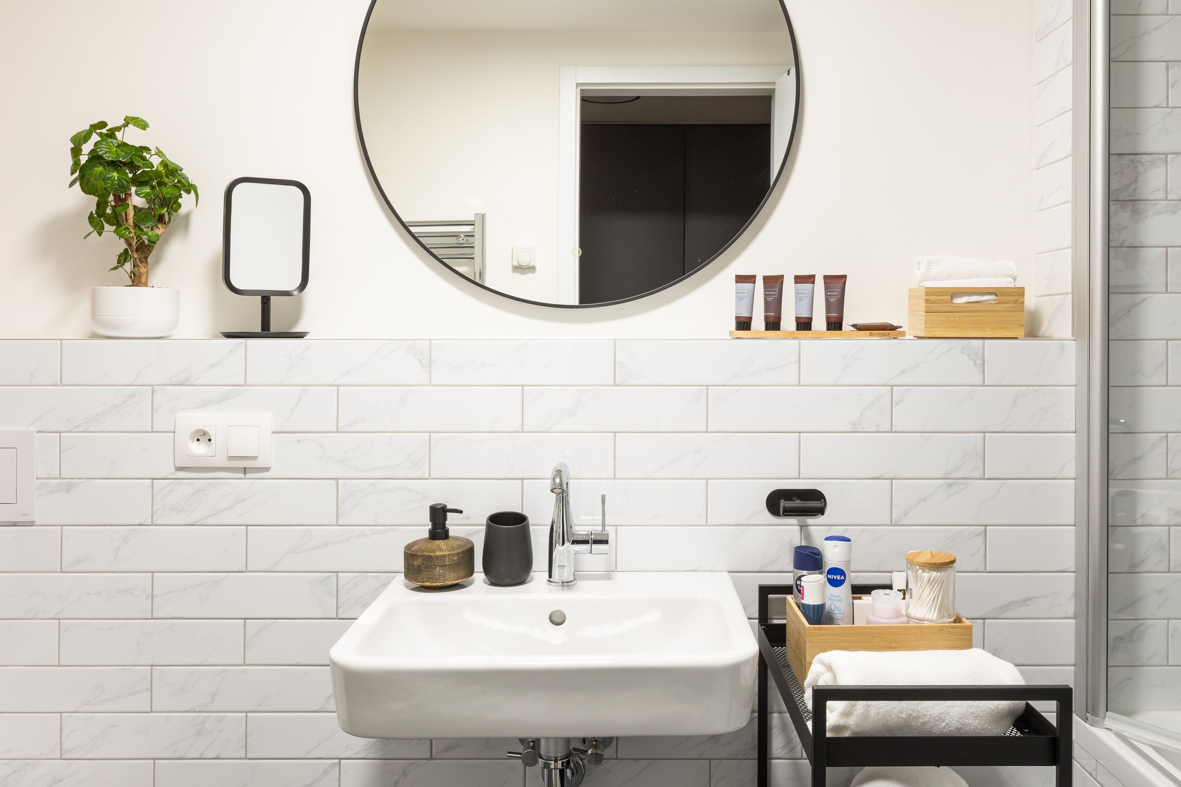  公寓 | 浴室 | 淋浴花灑、名牌盥洗用品、吹風機、浴室地暖系統