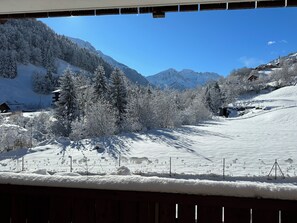 A snowy mountain landscape with a clear sky. - Mountain River Resort (Val d'Illiez)