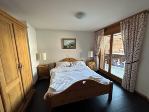 Comfort Apartment, 2 Bedrooms, Mountain View | Ruang kerja komputer riba, kalis bunyi, Wi-fi percuma 