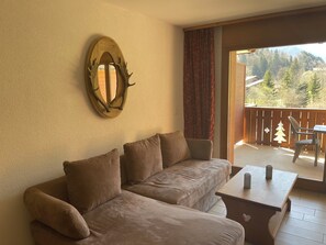 Comfort Studio, Balcony, Mountain View | Ruang tamu | TV 