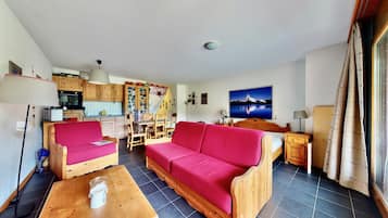 Comfort Studio, Balcony, Mountain View | Living area | TV
