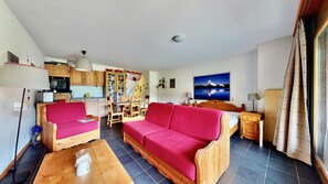 Comfort Studio, Balcony, Mountain View | Ruang tamu | TV 