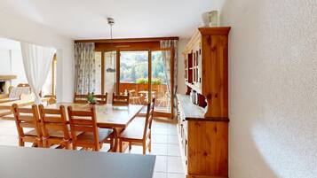 Comfort Apartment, 2 Bedrooms, Mountain View | In-room dining