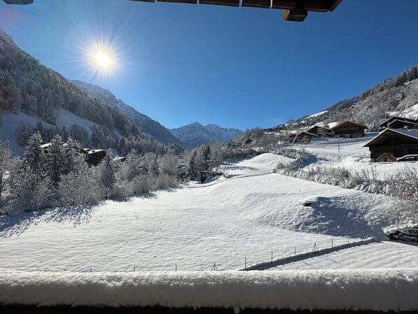 A snowy mountain landscape with wooden cabins and a clear sky. - Mountain River Resort (Val d'Illiez)