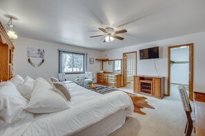 4 bedrooms, desk, iron/ironing board, WiFi - Stunning Calhan Home w/ Indoor Pool! (Calhan)