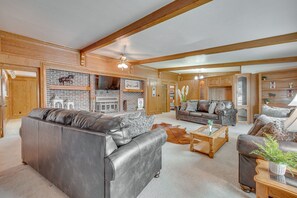 TV, books - Stunning Calhan Home w/ Indoor Pool! (Calhan)