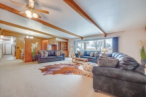 TV, books - Stunning Calhan Home w/ Indoor Pool! (Calhan)