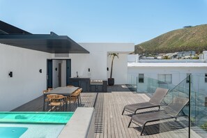 Outdoor dining - Sea Point Escape - Pool + Braai on Deck (Cape Town)