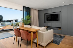 TV - Sea Point Escape - Pool + Braai on Deck (Cape Town)