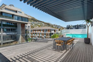Outdoor dining - Sea Point Escape - Pool + Braai on Deck (Cape Town)