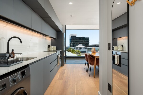 Fridge, microwave, oven, stovetop - Sea Point Escape - Pool + Braai on Deck (Cape Town)