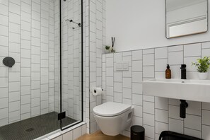 Hårtørrer, håndklæder, Shampoo, Toiletpapir