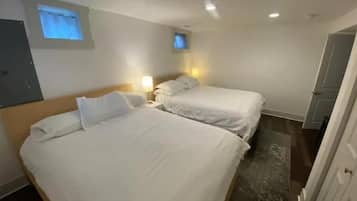 2 habitaciones, escritorio y tabla de planchar con plancha