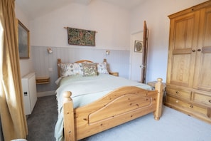 2 bedrooms, iron/ironing board, travel crib, internet