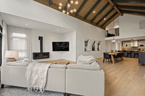 Smart TV, fireplace