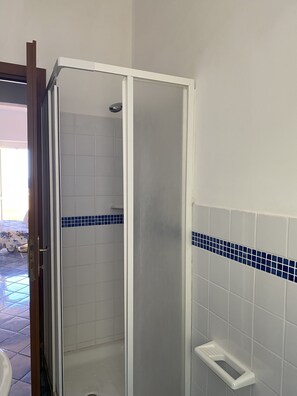 Chuveiro, secador de cabelo, bidê, toalhas de banho