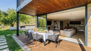 Una casa moderna con comedor, cocina y sala de estar.