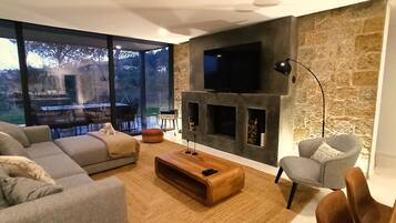 Smart TV, chimenea, libros, biblioteca de música