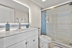 Dusche, Haartrockner, Handtücher, Seife