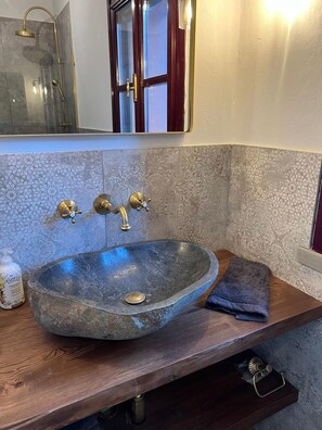 Douche, séchoir à cheveux, bidet, serviettes fournies