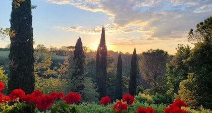 Tuscan villa with Florence, Pisa, Volterra & San Gimignano within 1 hour drive.