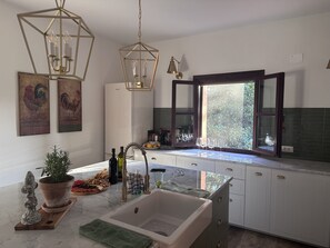 Réfrigérateur, four, plaque de cuisson, lave-vaisselle