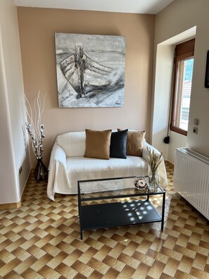 Familiehus, 3 soverom, utsikt mot bukt | Oppholdsområde | Flatskjerm-TV