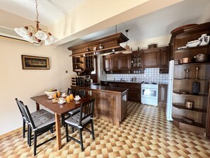 Family House, 3 Bedrooms, Bay View | Private kitchen | Electric kettle