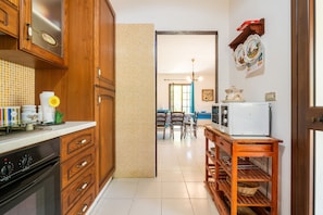 Frigorifero, microonde, forno, piano cottura
