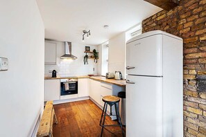 Fridge, stovetop, dishwasher, coffee/tea maker - Charming Shoreditch Apartment (London)