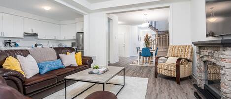 Villa Deluxe | Aire de séjour | Téléviseur connecté de 65 po avec télévision numérique, foyer, Netflix