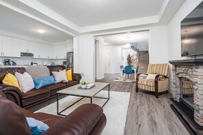 Living area - Luxury Villa 5BR-4.5 Bath (Springwater)