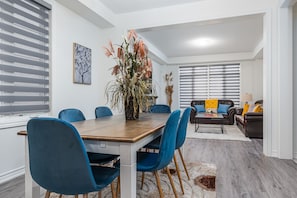 Deluxe-Villa | Essbereich im Zimmer