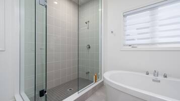 Deluxe Villa | Bathroom | Hydromassage showerhead, free toiletries, hair dryer, towels