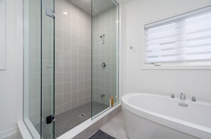Deluxe-villa | Badeværelse | Brusehoved med hydromassage, gratis toiletartikler, hårtørrer