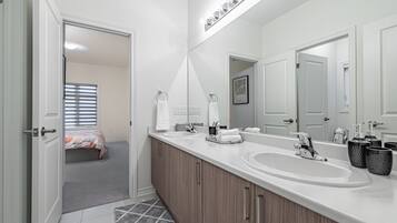 Deluxe Villa | Bathroom | Hydromassage showerhead, free toiletries, hair dryer, towels