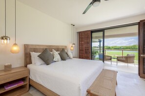 4 soverom, skrivebord, strykejern/-brett og reiseseng for barn