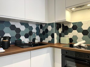 Wasserkocher mit Kaffee-/Teezubehör, Kühlschrank, Mikrowelle, Ofen