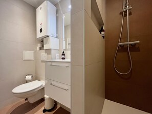 Ilmaiset hygieniatuotteet, hiustenkuivaaja, pyyhkeet