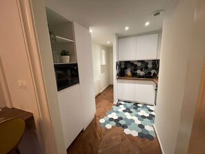 Kühlschrank, Mikrowelle, Ofen, Wasserkocher mit Kaffee-/Teezubehör